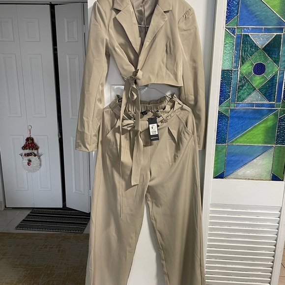 Modern suit set - Picture 3 of 5